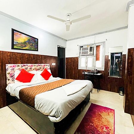 Hotel Commodo - Near Dhaula Kuan Нью-Дели Экстерьер фото