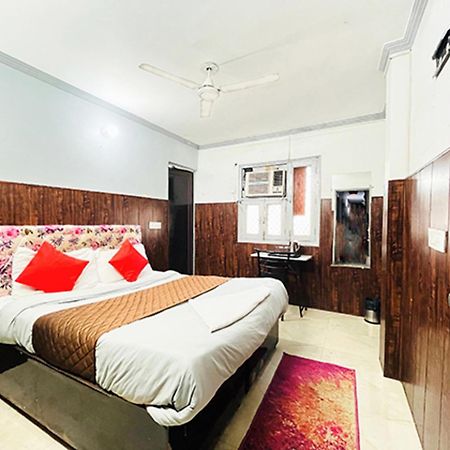 Hotel Commodo - Near Dhaula Kuan Нью-Дели Экстерьер фото