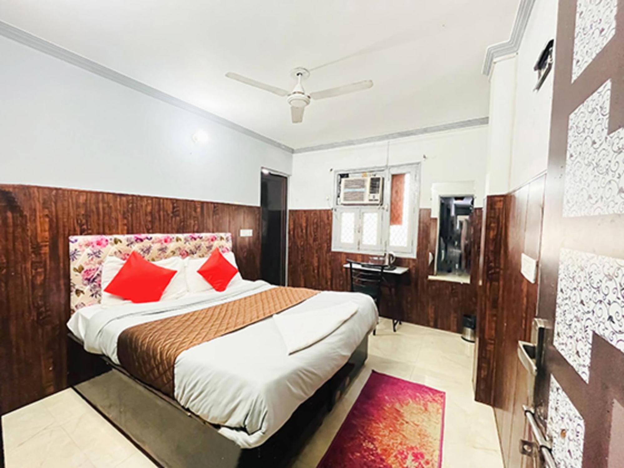 Hotel Commodo - Near Dhaula Kuan Нью-Дели Экстерьер фото