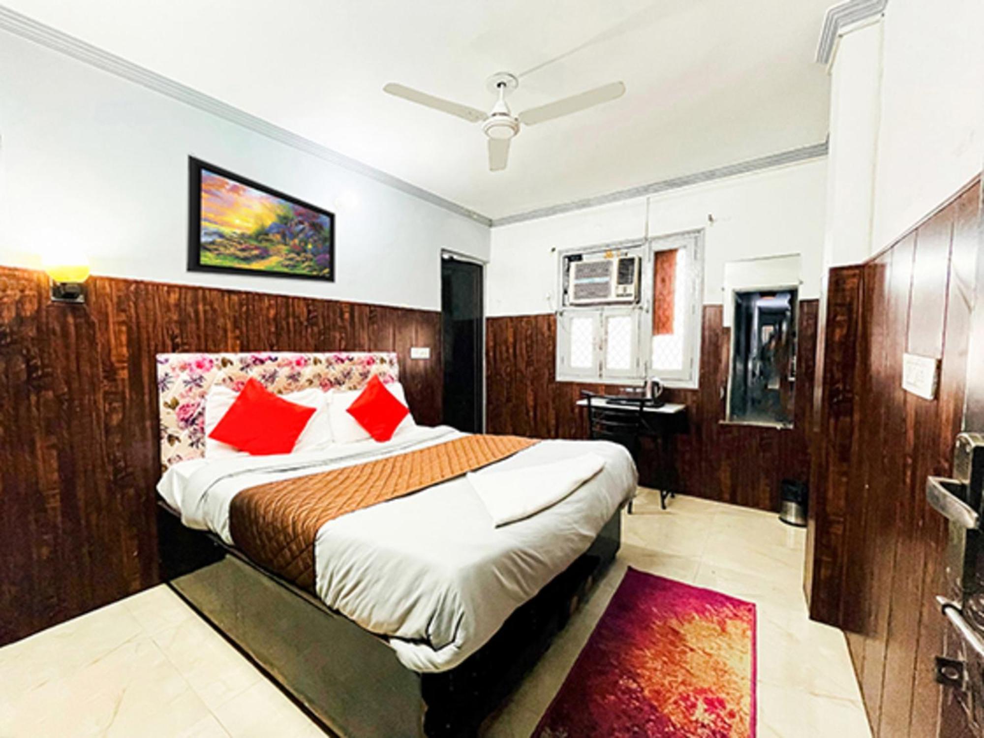 Hotel Commodo - Near Dhaula Kuan Нью-Дели Экстерьер фото