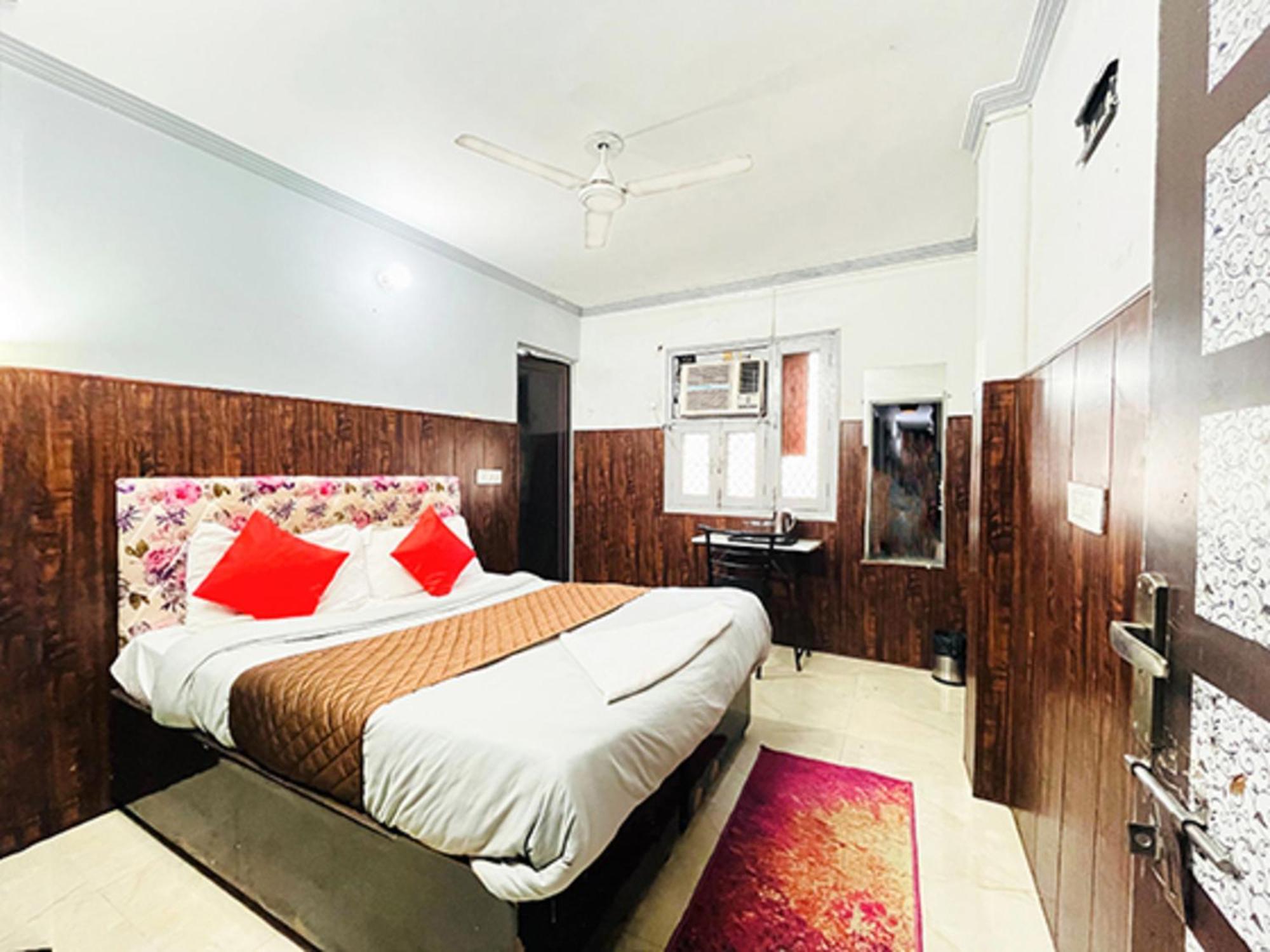 Hotel Commodo - Near Dhaula Kuan Нью-Дели Экстерьер фото