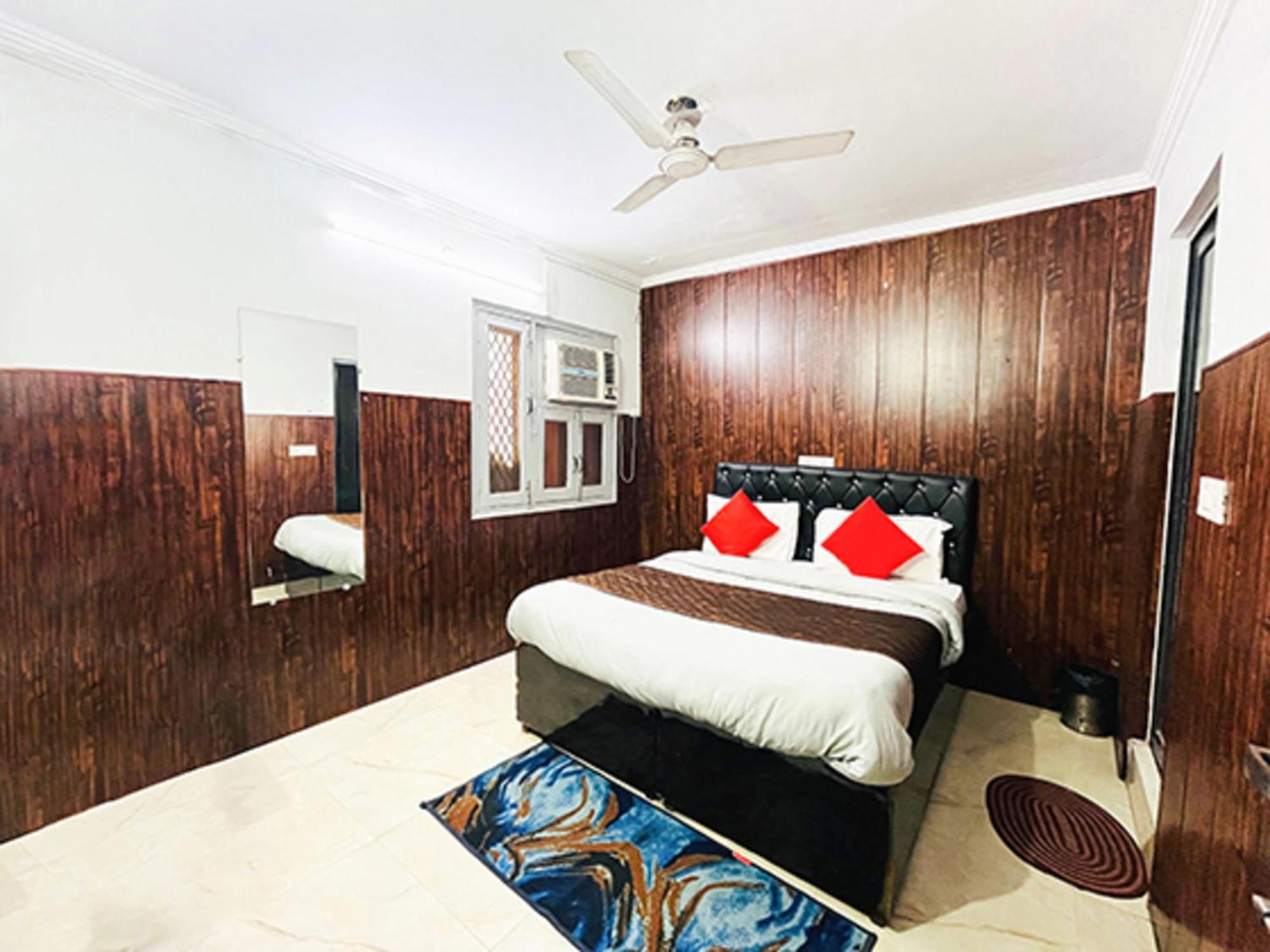 Hotel Commodo - Near Dhaula Kuan Нью-Дели Экстерьер фото