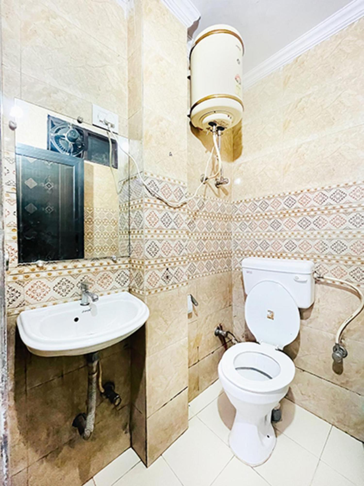 Hotel Commodo - Near Dhaula Kuan Нью-Дели Экстерьер фото