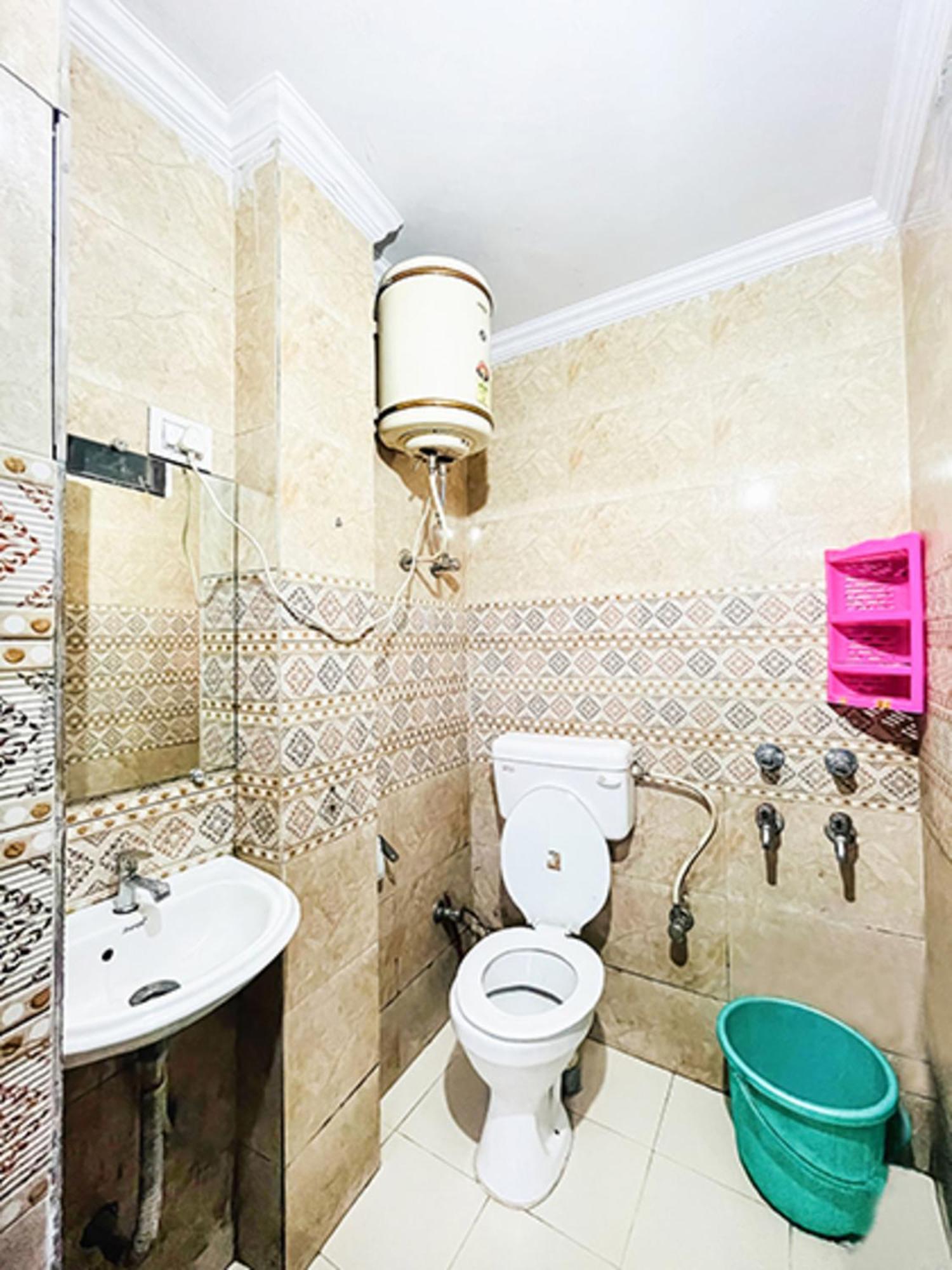 Hotel Commodo - Near Dhaula Kuan Нью-Дели Экстерьер фото