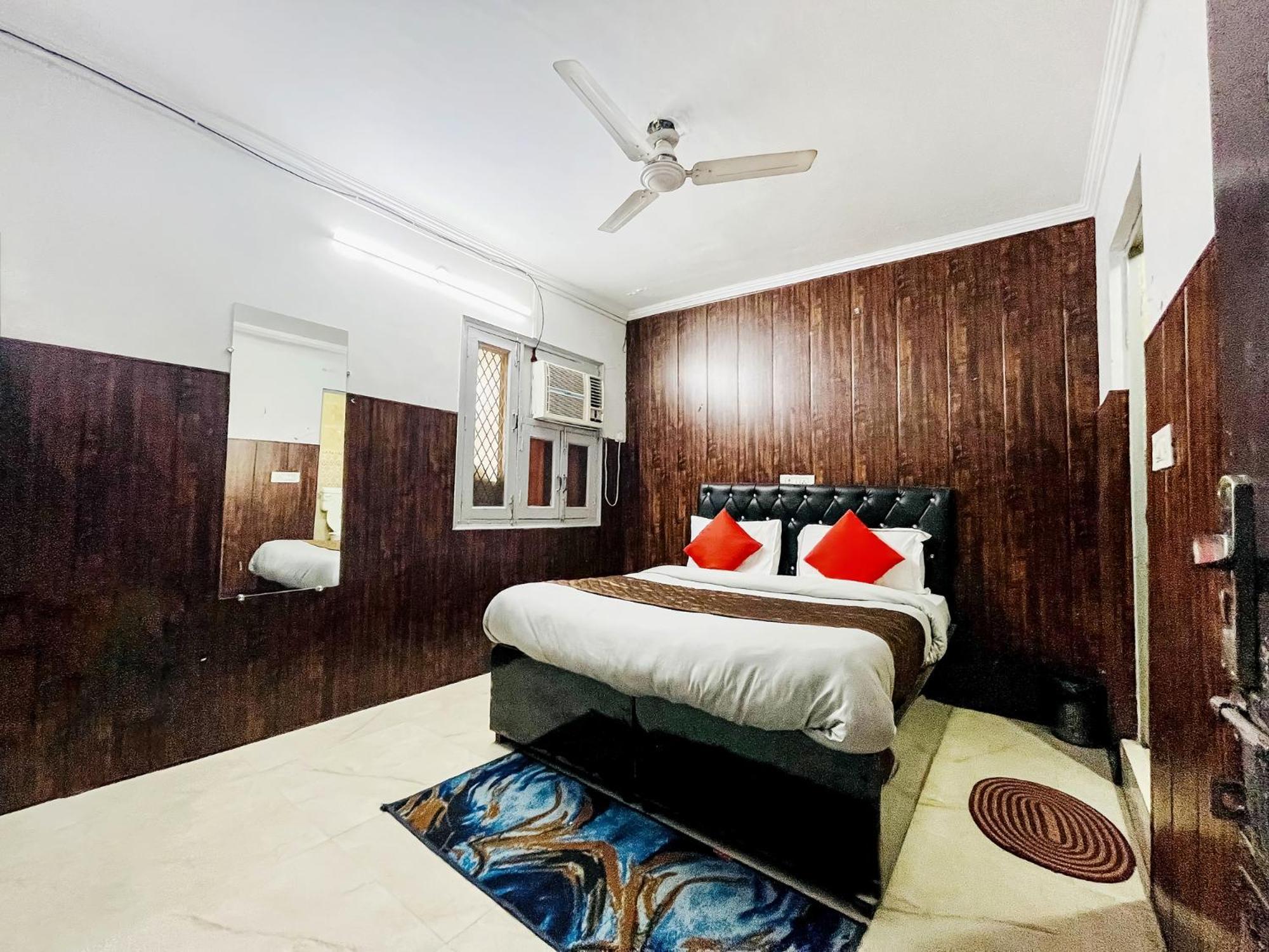 Hotel Commodo - Near Dhaula Kuan Нью-Дели Экстерьер фото