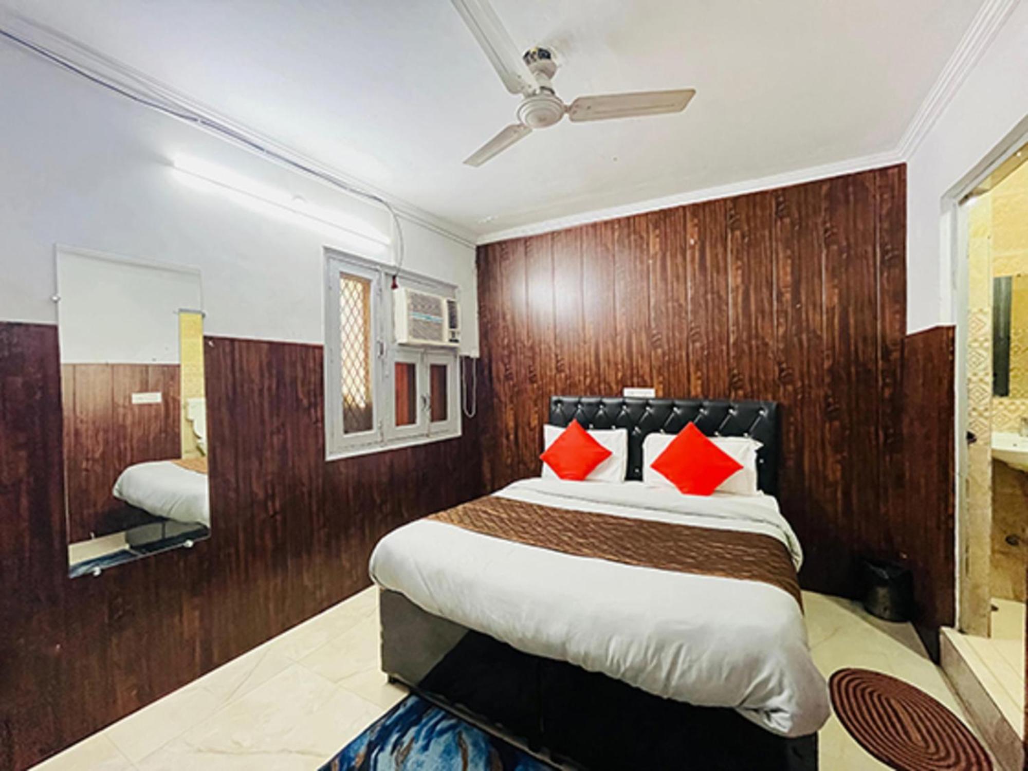 Hotel Commodo - Near Dhaula Kuan Нью-Дели Экстерьер фото