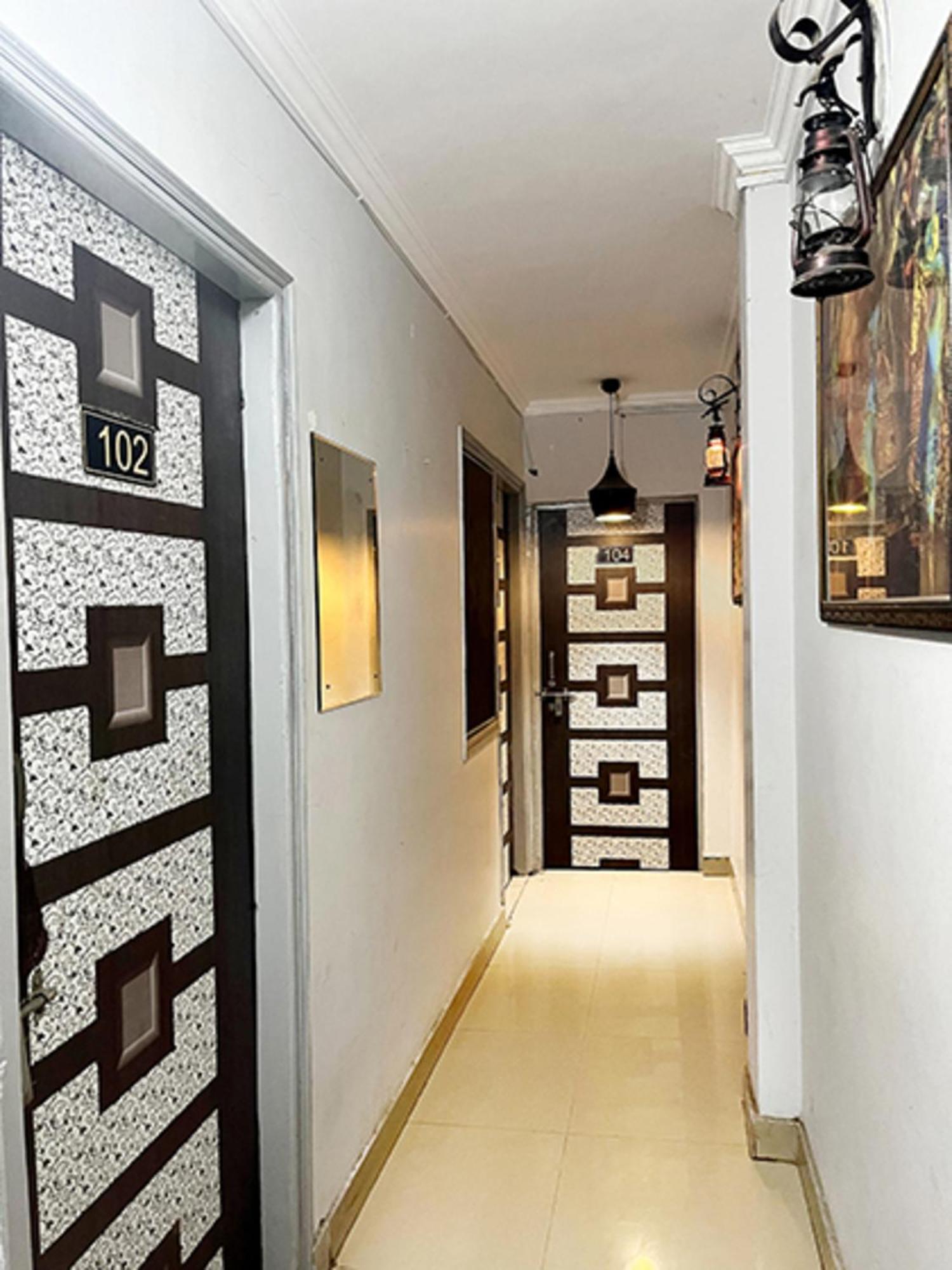 Hotel Commodo - Near Dhaula Kuan Нью-Дели Экстерьер фото
