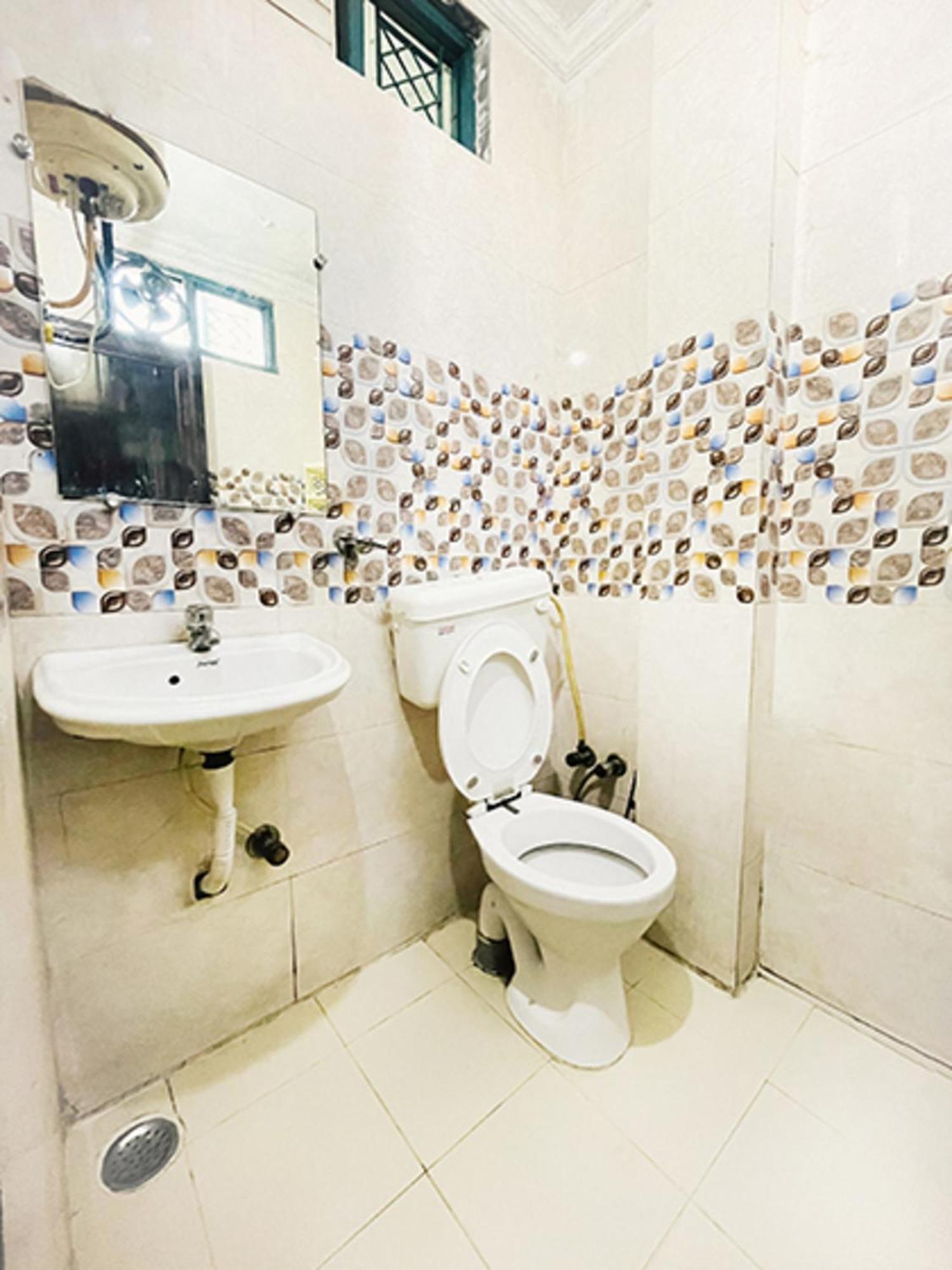 Hotel Commodo - Near Dhaula Kuan Нью-Дели Экстерьер фото